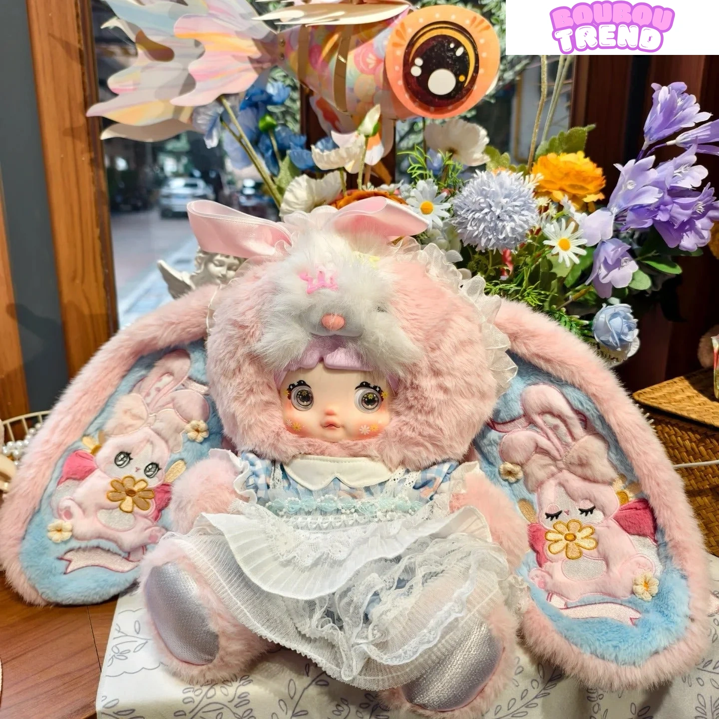 Détails de la poupée en peluche Nommi Little Daisy 400%