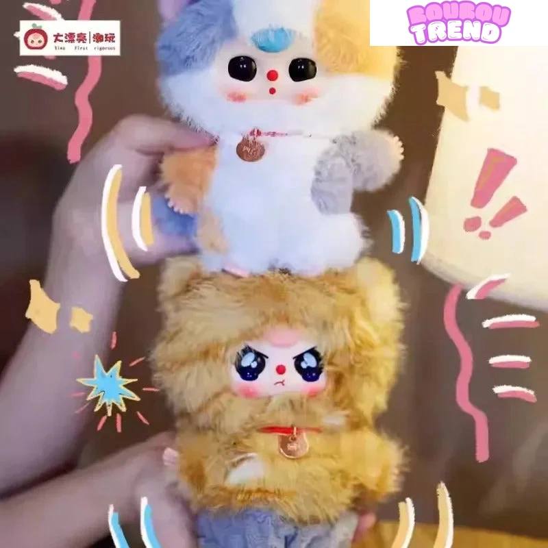 Poupée en peluche adorable