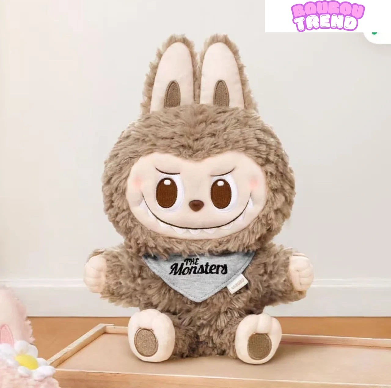 Poupée en peluche Labubu en action