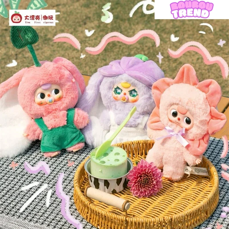 Poupée en peluche Baby Three dans sa boîte surprise