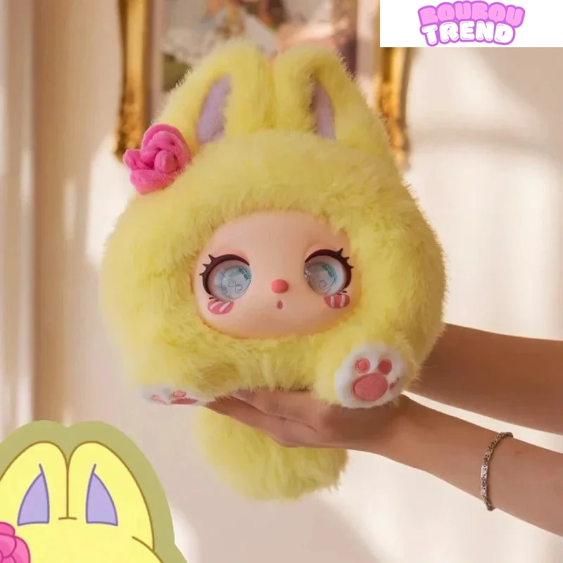 Poupée en peluche et son univers