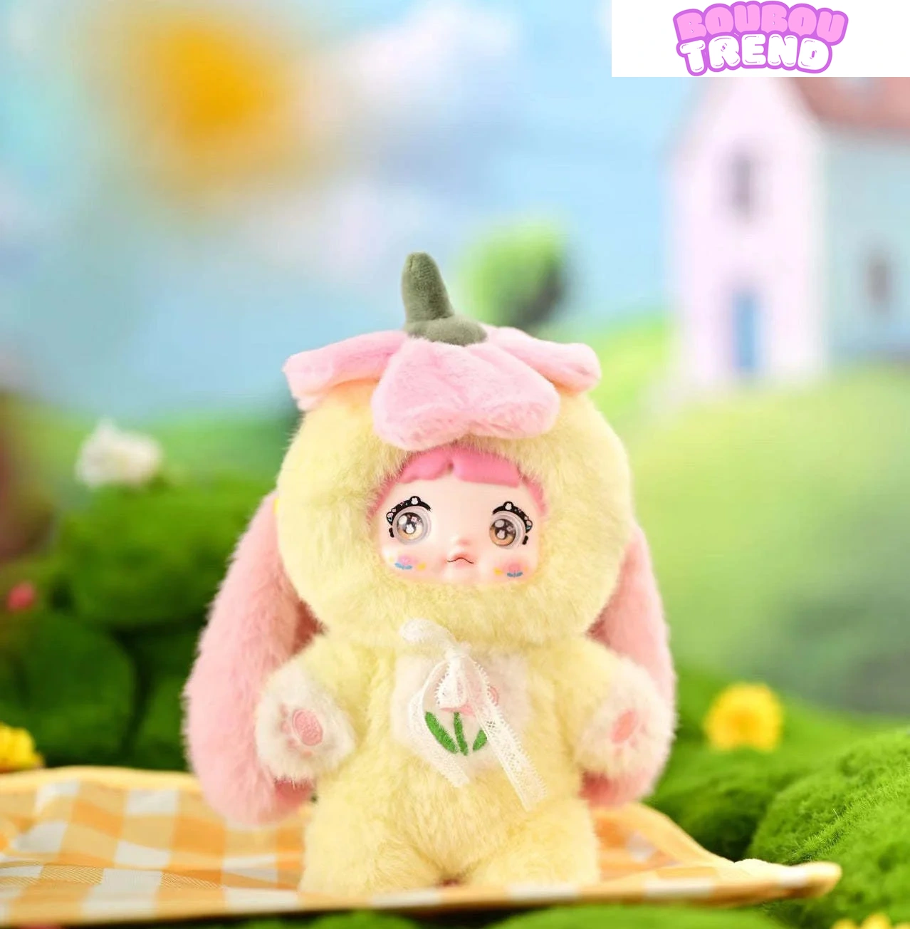 Poupée Nommi dans un jardin
