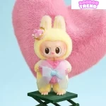 La série Let's Checkmate de Labubu des Monstres La Reine Carte en Vinyle Peluche Suspendue