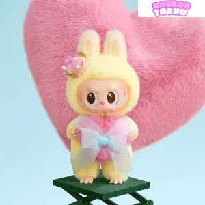 La série Let's Checkmate de Labubu des Monstres La Reine Carte en Vinyle Peluche Suspendue