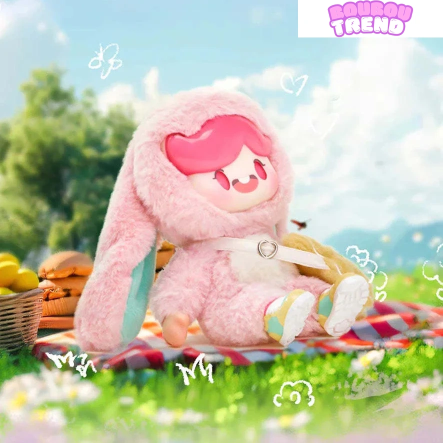 Poupée en peluche ADOU dans sa boîte